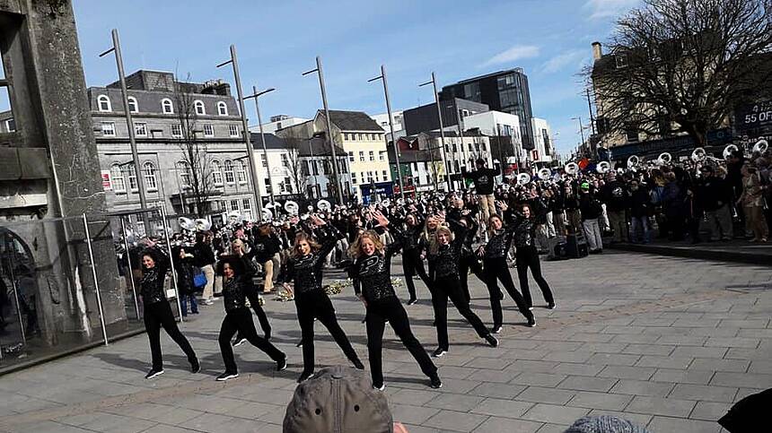 US musicians and cheerleaders treat crowds to impromptu performance at Eyre Square