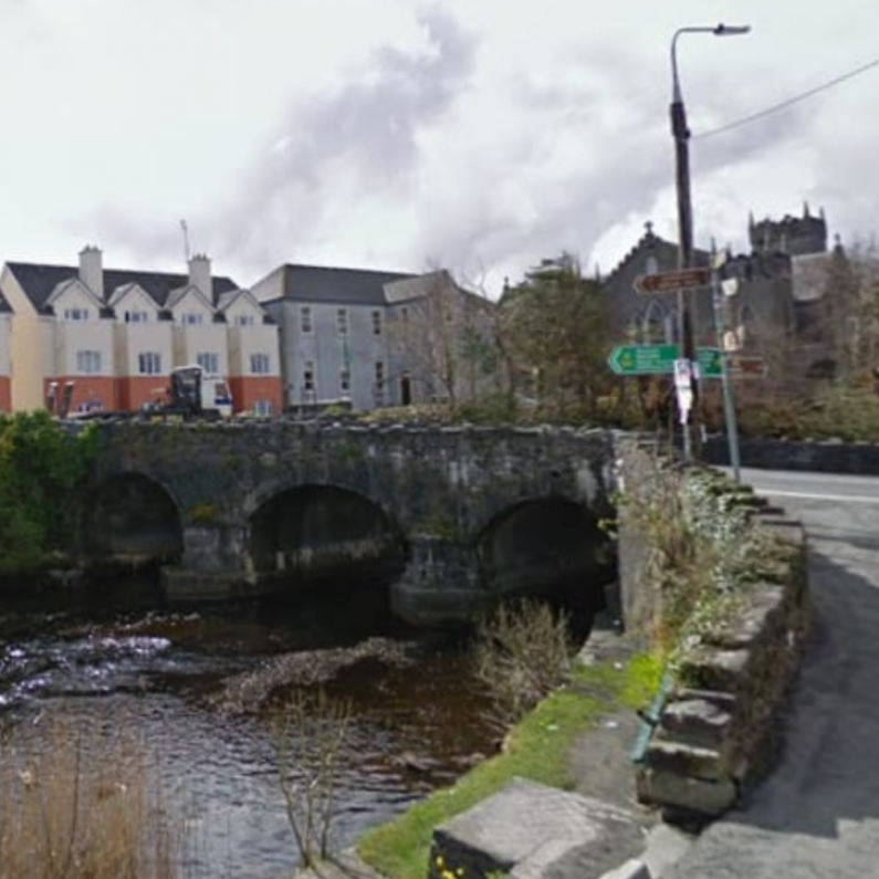 Calls for public consultation on the installation of traffic lights at Oughterard Bridge