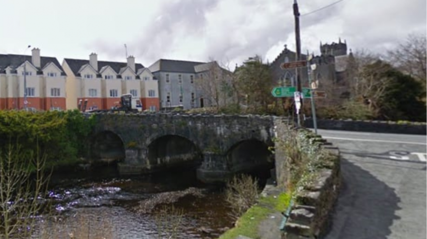 Calls for public consultation on the installation of traffic lights at Oughterard Bridge