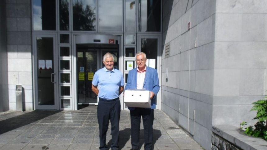 1,000 submissions against proposed traffic lights at Oughterard bridge delivered to County Hall