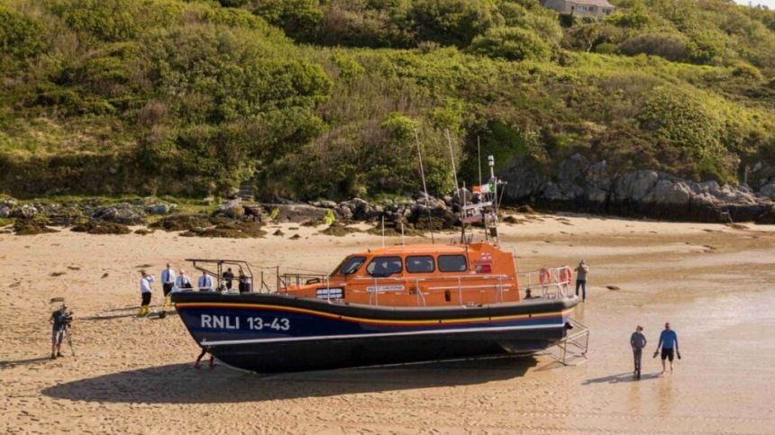 Clifden RNLI carry out their longest tow in stormy sea rescue