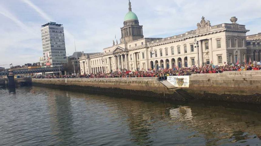 Galway creche and pre-school workers join 10,000 in lunchtime march to Dáil