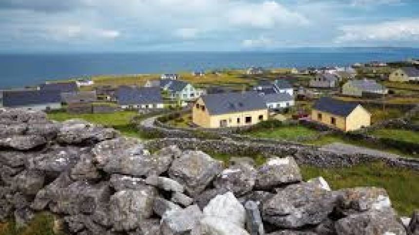 Boats unable to dock in Inis Oírr after high winds throw skip off pier