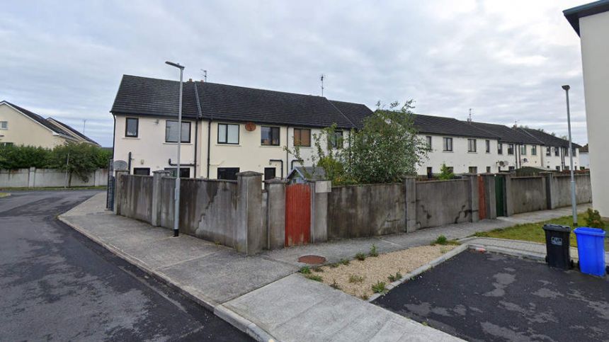 Resident of Tuam estate where explosive device discovered says conditions are "absolute hell"