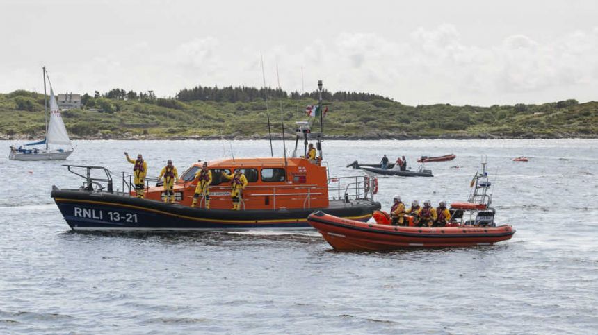 Clifden RNLI helps rescue 4 kayakers in difficulty off Inishark Island