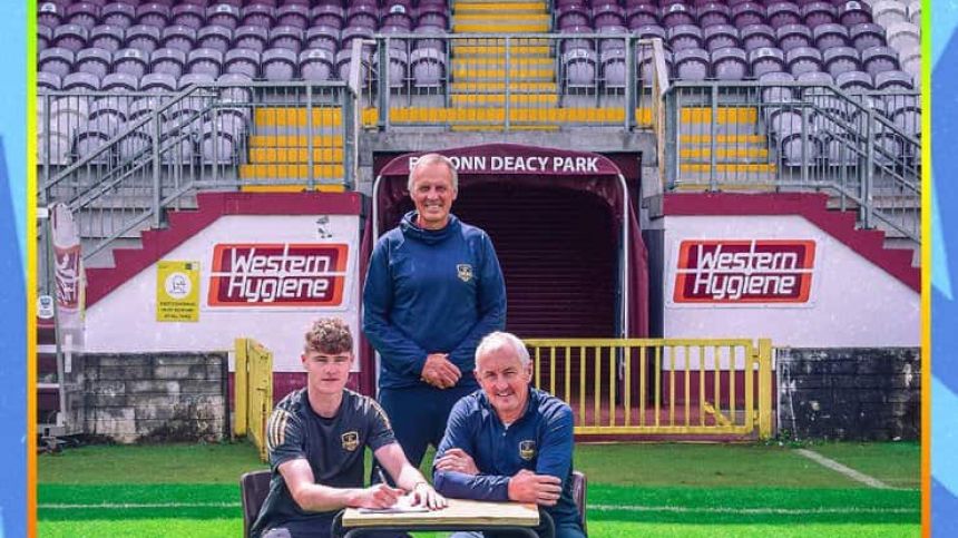 Alex Murphy signs professional contract with Galway United