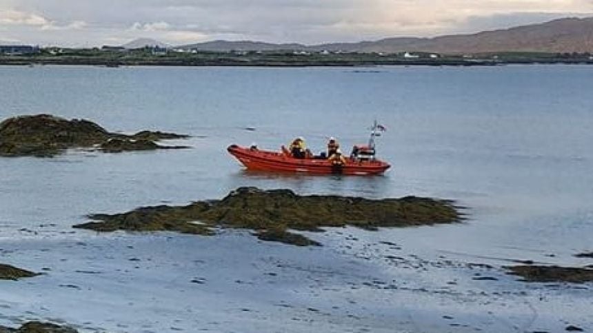 Clifden RNLI assists in recovery of vessel at Ballyconneely Bay with six passengers brought to safety