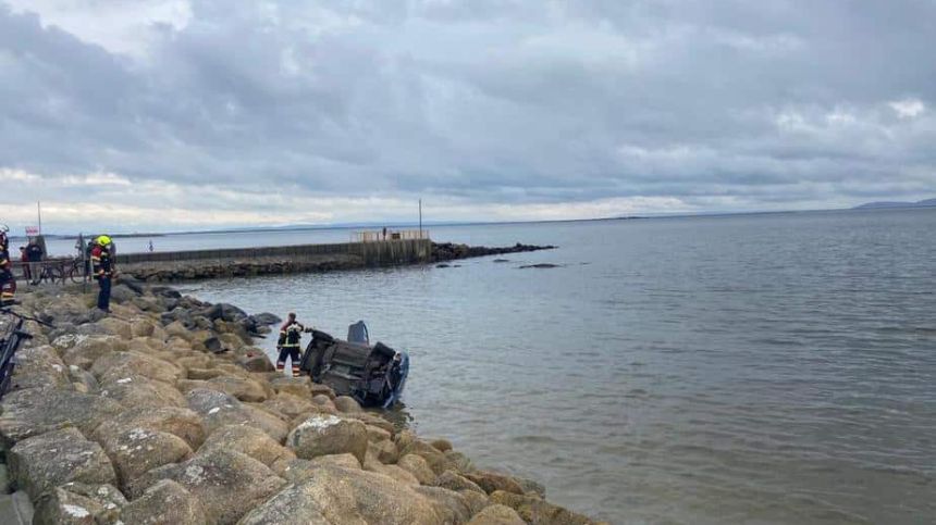 Occupants have lucky escape as car enters the sea at Salthill Prom