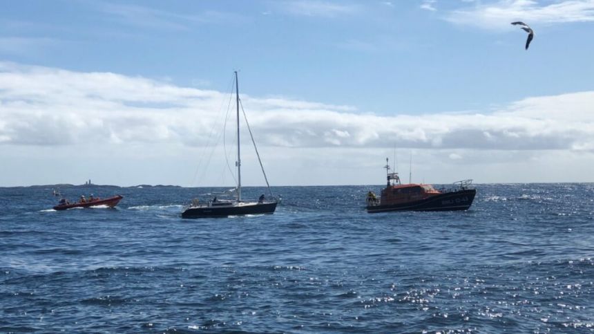 Clifden RNLI tow stricken yacht with two sailors aboard to safety