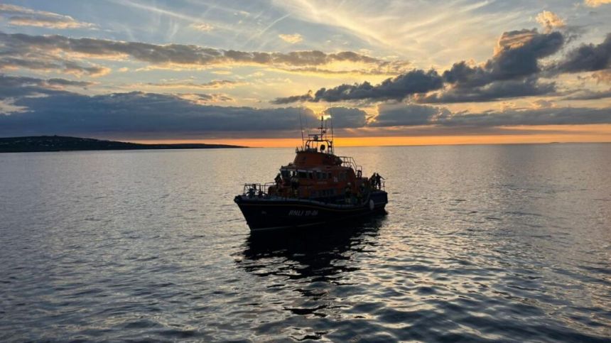 Lucky escape for three people rescued from dinghy taking on water off Inis Mór