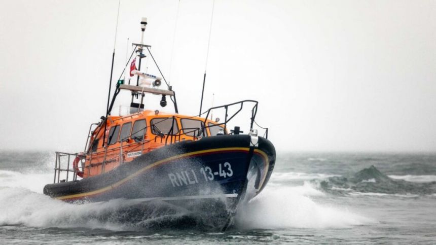 Clifden lifeboat rescues two sailors from a broken down yacht