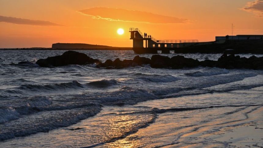 Public urged to get involved in "2 minute beach clean" in Salthill