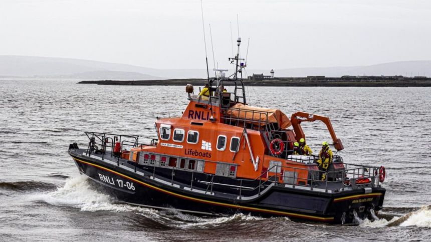 Aran Islands lifeboat rescues three kayakers off Kilronan pier