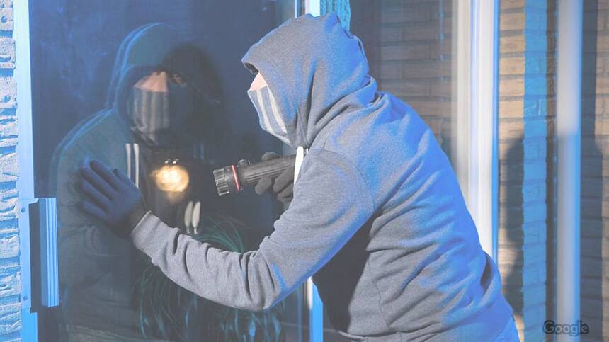 Burglars flee after Rahoon home owner confronts them