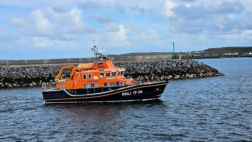 Aran Islands lifeboat comes to aid of drifting cruiser