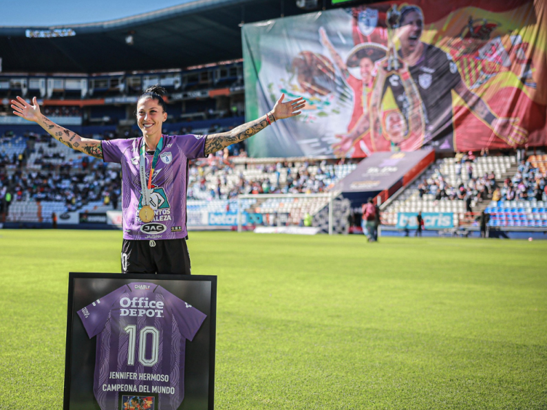 Jenni Hermoso Receives A Hero's Welcome Back To Club Pacheco