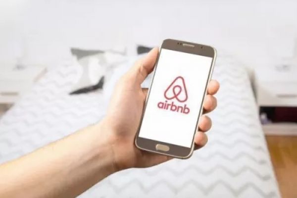 Airbnb's Tepid Bookings Target Muddies Record Quarter, Shares Slide