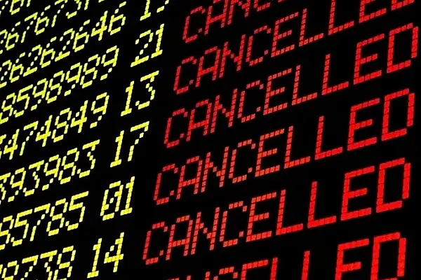 Airlines Cancel 2,000 US Flights For Thursday