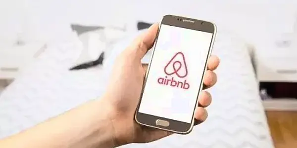 Airbnb Expects Holiday-Quarter Bookings To Moderate; Shares Fall