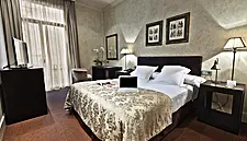 Chinese Visitors Spend the Most on Hotels
