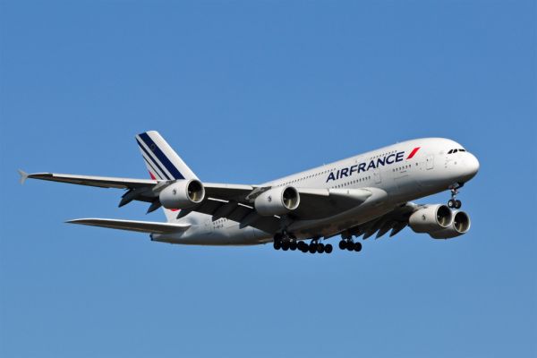 Air France-KLM Gains on First Annual Operating Profit Since 2010