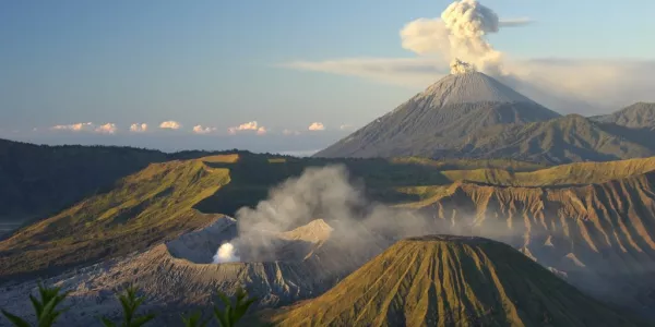 Bali's Rumbling Volcano Slashes Peak Christmas Tourist Numbers
