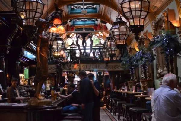 Café En Seine Decor To Be Put Up For Auction In Late June