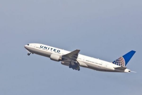 United Airlines Cuts Capacity Forecast, Flags Cost Pressure On Omicron Turmoil