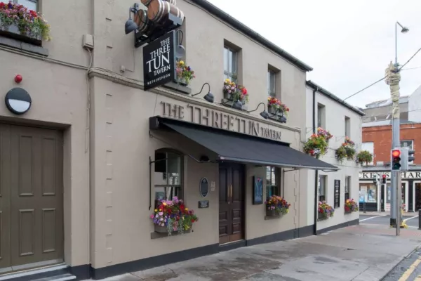 Rugby Stars To Buy Three Tun Tavern From JD Wetherspoon