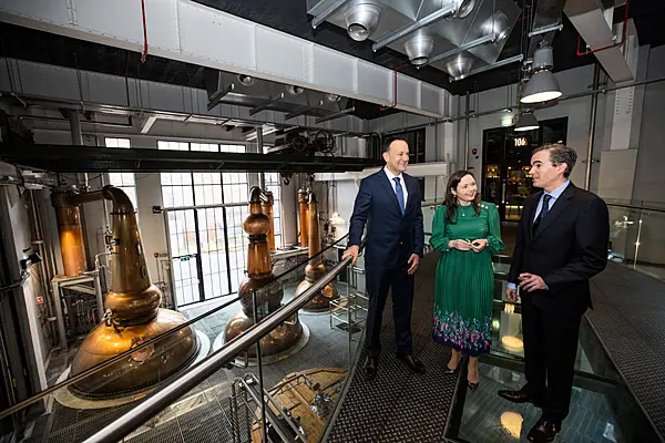 Tánaiste Visits Dublin's Roe & Co Distillery As Brewery And Distillery Visitor Centres Anticipate Stronger Summer