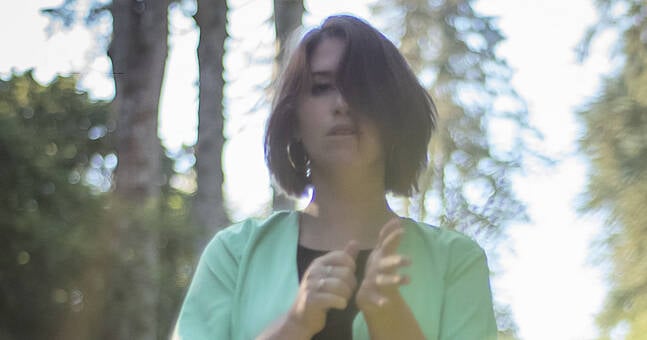 PREMIERE: Ali Comerford shares stunning title track from upcoming debut ...