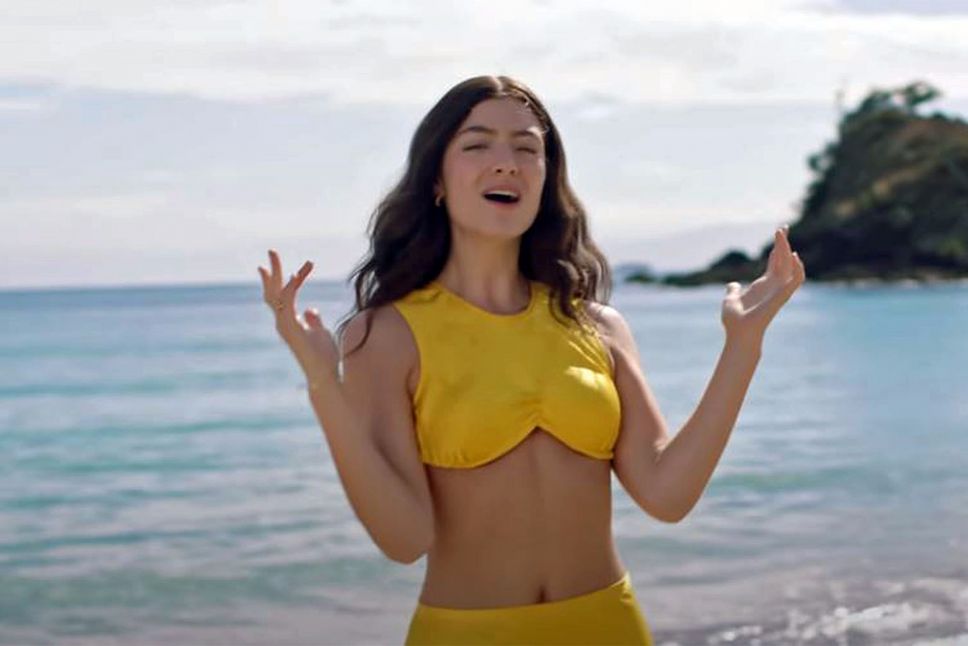 Lorde performs 'Solar Power' on New York rooftop | Hotpress