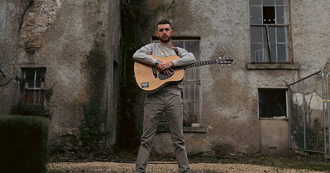 Live Report: Talented Dubliner Ciarán Moran mesmerises viewers with Y&E Series performance - Vimarsana News
