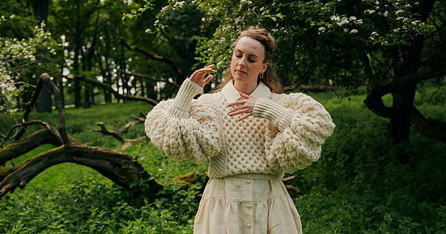 Live Report: Niamh Bury serves up a bewitching set at Whelan's - Vimarsana News
