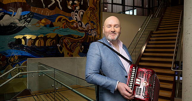 De Dannan's Derek Hickey to receive Gradam Ceoil TG4 in Limerick - Vimarsana News