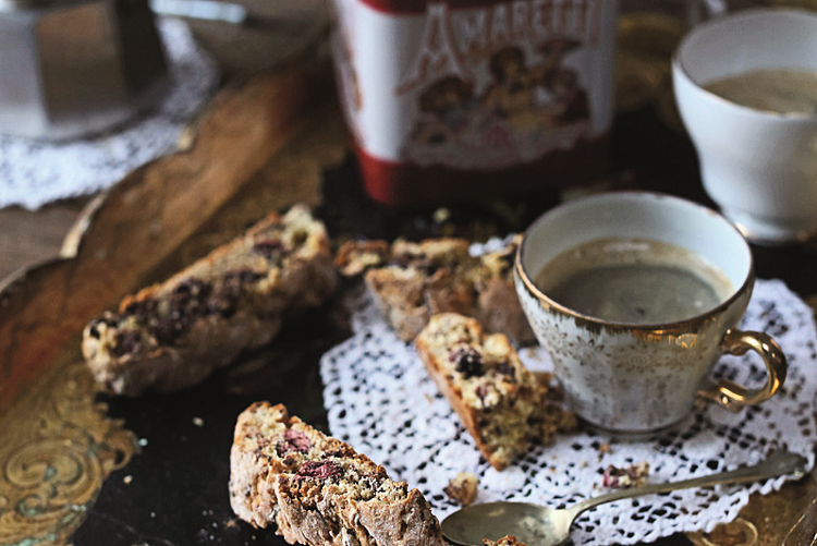 CANTUCCINI BISCUITS WITH CRANBERRIES AND CHOCOLATE