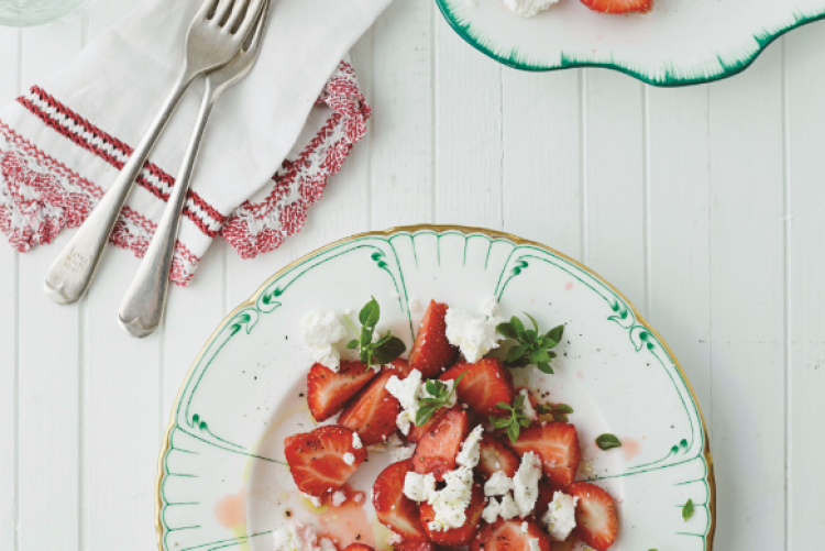 Goats' cheese, strawberry and basil salad