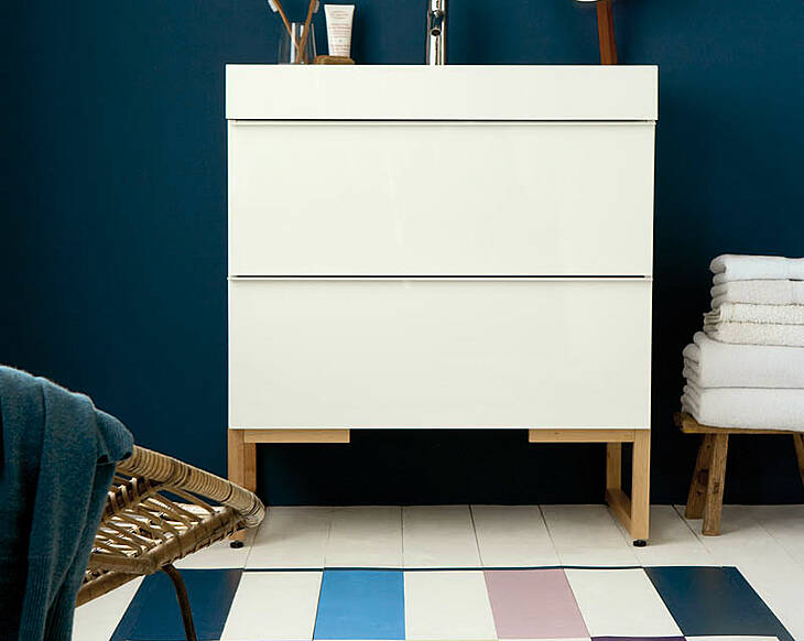 Reinvent a boring wooden bathroom floor with a chequerboard paint effect