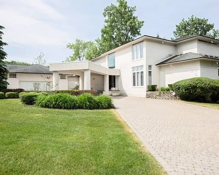 This house hasn't changed its décor since the 90s!