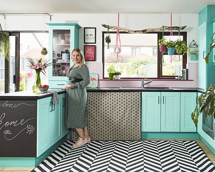 Saara McLoughlin’s kitchen was transformed with an amazing Crown Paints DIY makeover #BehindThePaint