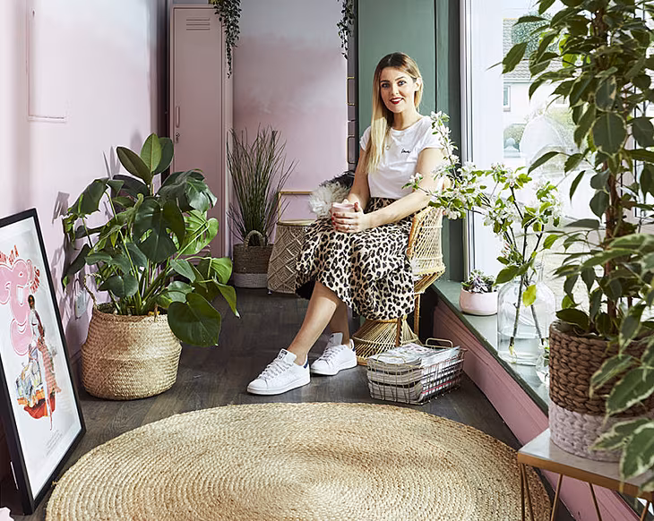 Discover Lynn Ferrari’s ombre pink wall and DIY makeover using Crown Paints #BehindThePaint