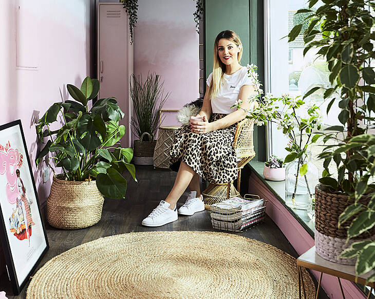 Discover Lynn Ferrari’s ombre pink wall and DIY makeover using Crown Paints #BehindThePaint