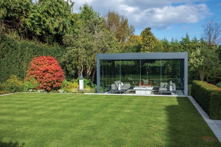 Garden renovation: modern glass box