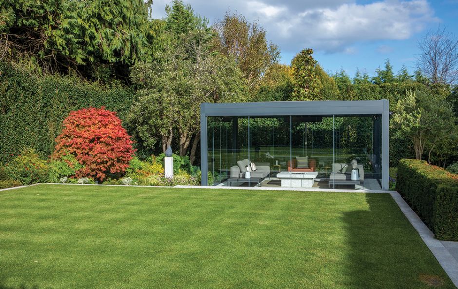 Garden renovation: modern glass box