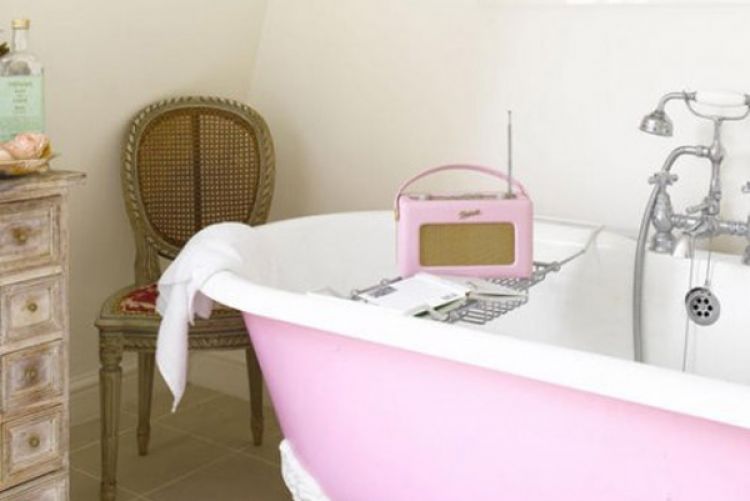 Paint Your Bath Tub A Bright Colour Houseandhome Ie