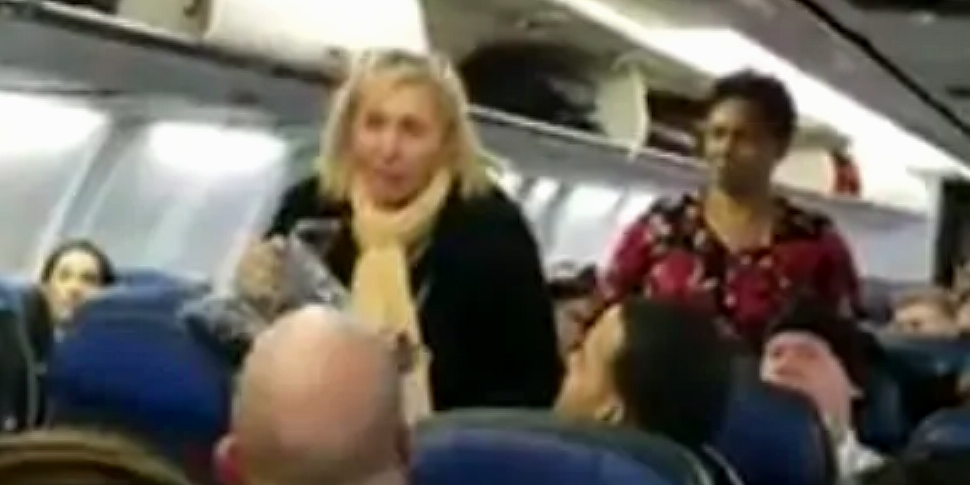 Woman kicked off plane after r...