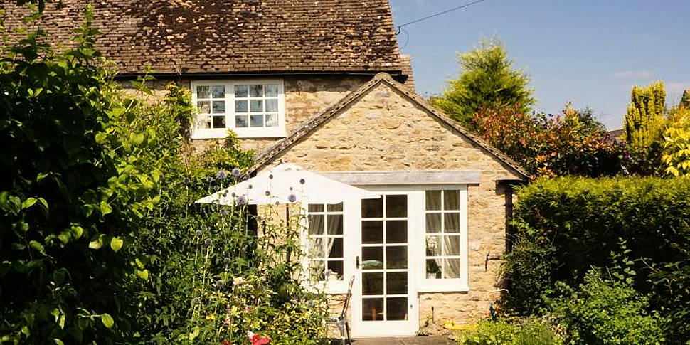 This cottage is offering a fre...