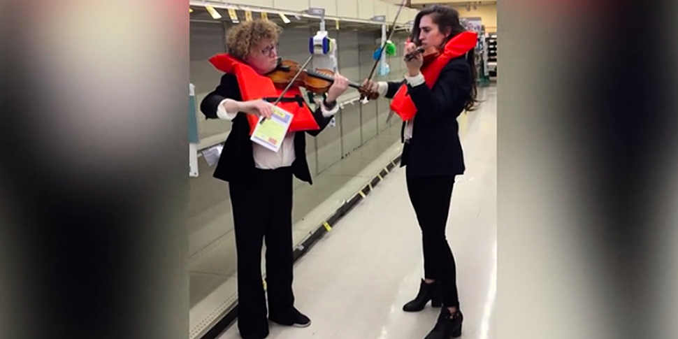 Violin duo perform Titanic sce...