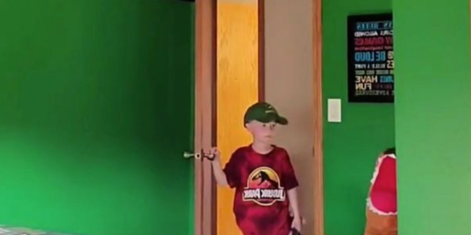 Dad surprises son with cool ro...