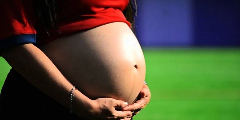 Woman rows with pregnant siste...